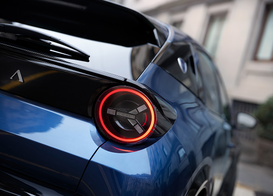 Lancia Ypsilon Electric in groen, achteraanzicht