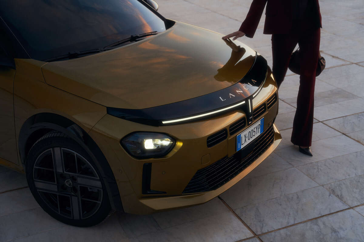 Lancia Ypsilon Electric in groen, achteraanzicht